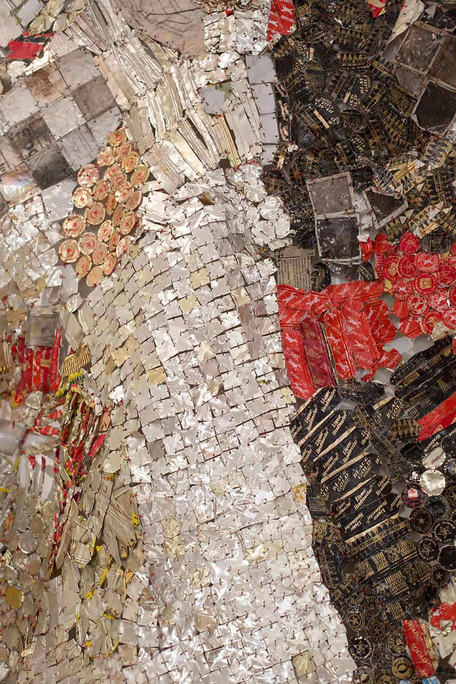 El Anatsui, Focus detail, 2015.Aluminium and copper, 284 x 320 cm. 
