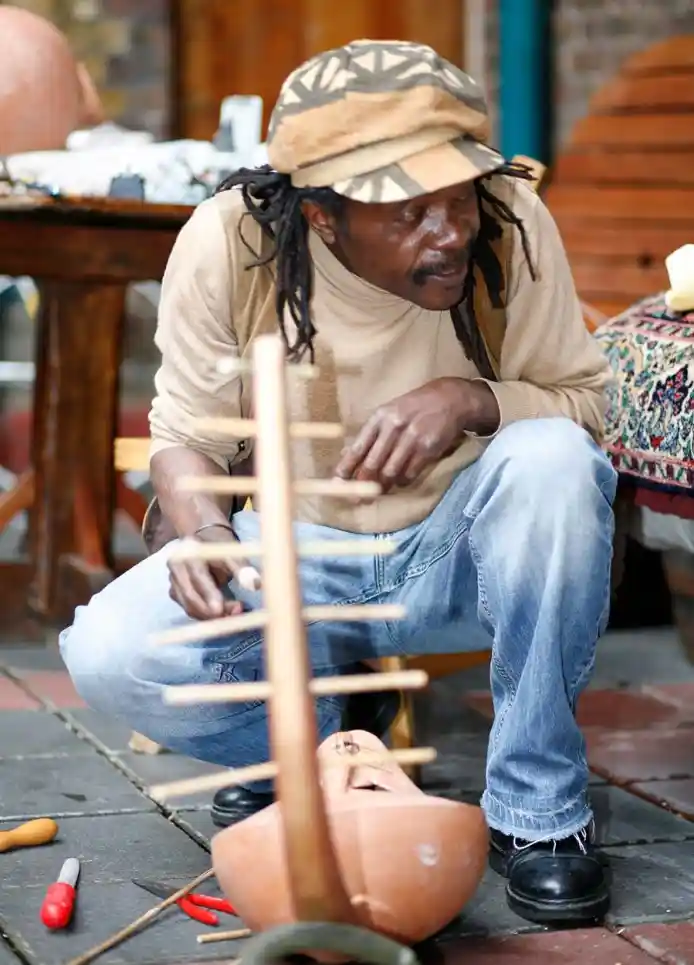Tapfuma Gutsa, creating a work in the October Gallery courtyard. Photo: © Jonathan Greet, 2007.