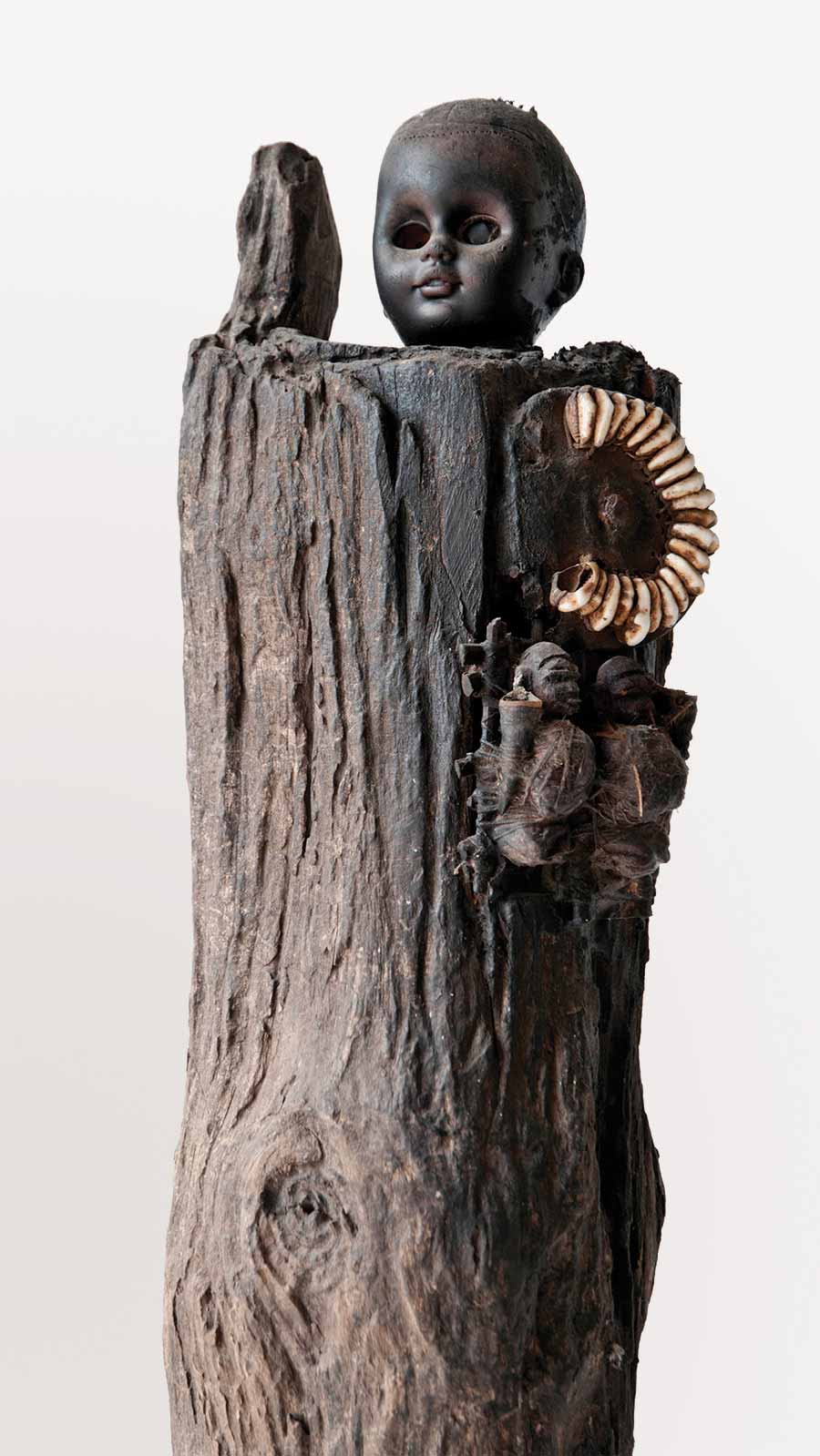 Gérard Quenum, Je suis le messager, 2012. Wood, metal, shells and plastic doll, 178 x 37 x13 cm. Photo: C. Laurent.