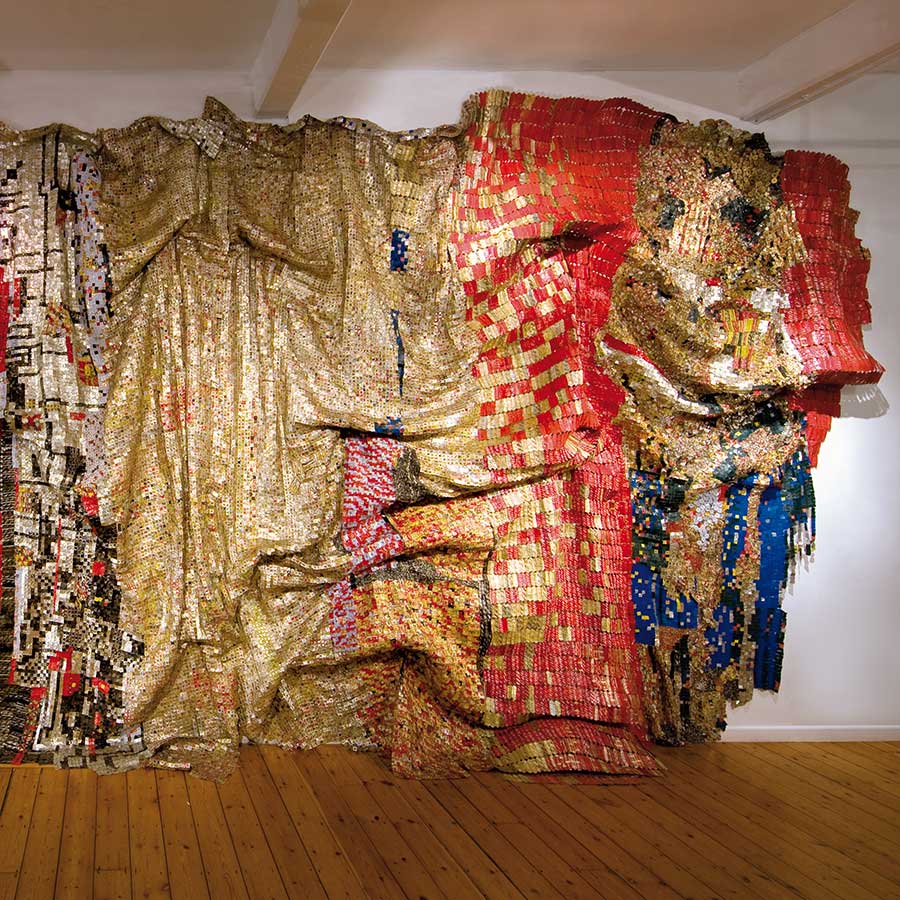 El Anatsui, In the World But Don't Know the World?, 2009.Aluminium and copper wire, 1000 x 560 cm.