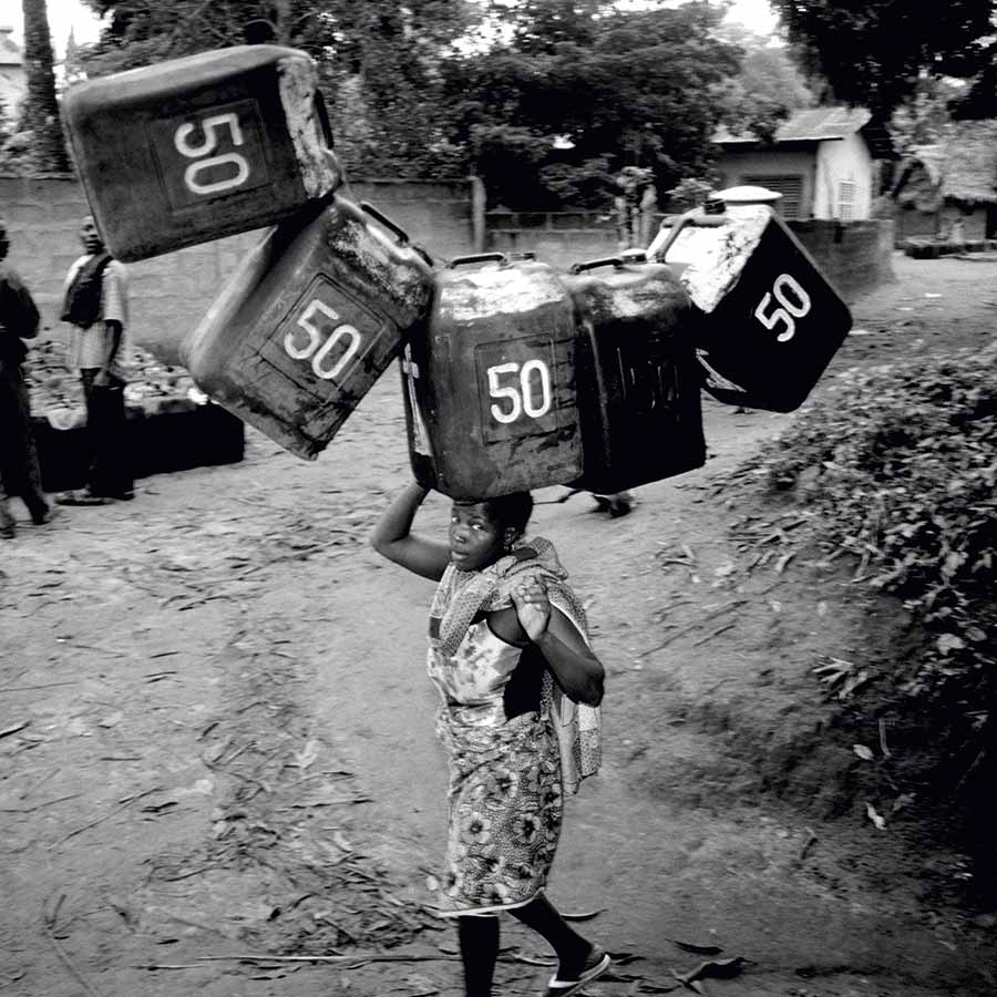 Romuald Hazoumè, Croissant de lune, 2004. Baryte print, 80 x 120 cm.